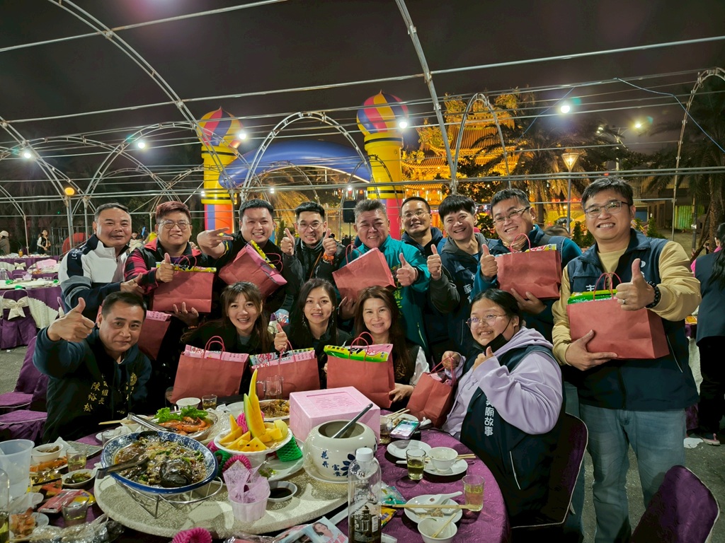 從個人臉書到粉專，『台灣美廟故事』由此誕生；如今已是全國規模最大有實質互動的宮廟社群平台，長年與各地宮廟實際交流。