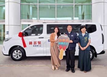 吳筱婷女士捐贈復康巴士1輛　黃偉哲感謝大愛支持身障照顧