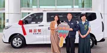 吳筱婷女士捐贈復康巴士1輛　黃偉哲感謝大愛支持身障照顧