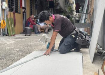 ▲天行者慈善協會23日啟動「黃光計劃」急難救助房屋修繕行動,攜手愛心企業前往修復,盼改善弱勢長者居住環境。(圖/天行者慈善協會提供)