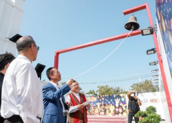 台灣燈會宗教燈區「好神抵嘉」　翁章梁走訪各宮廟燈座祈福