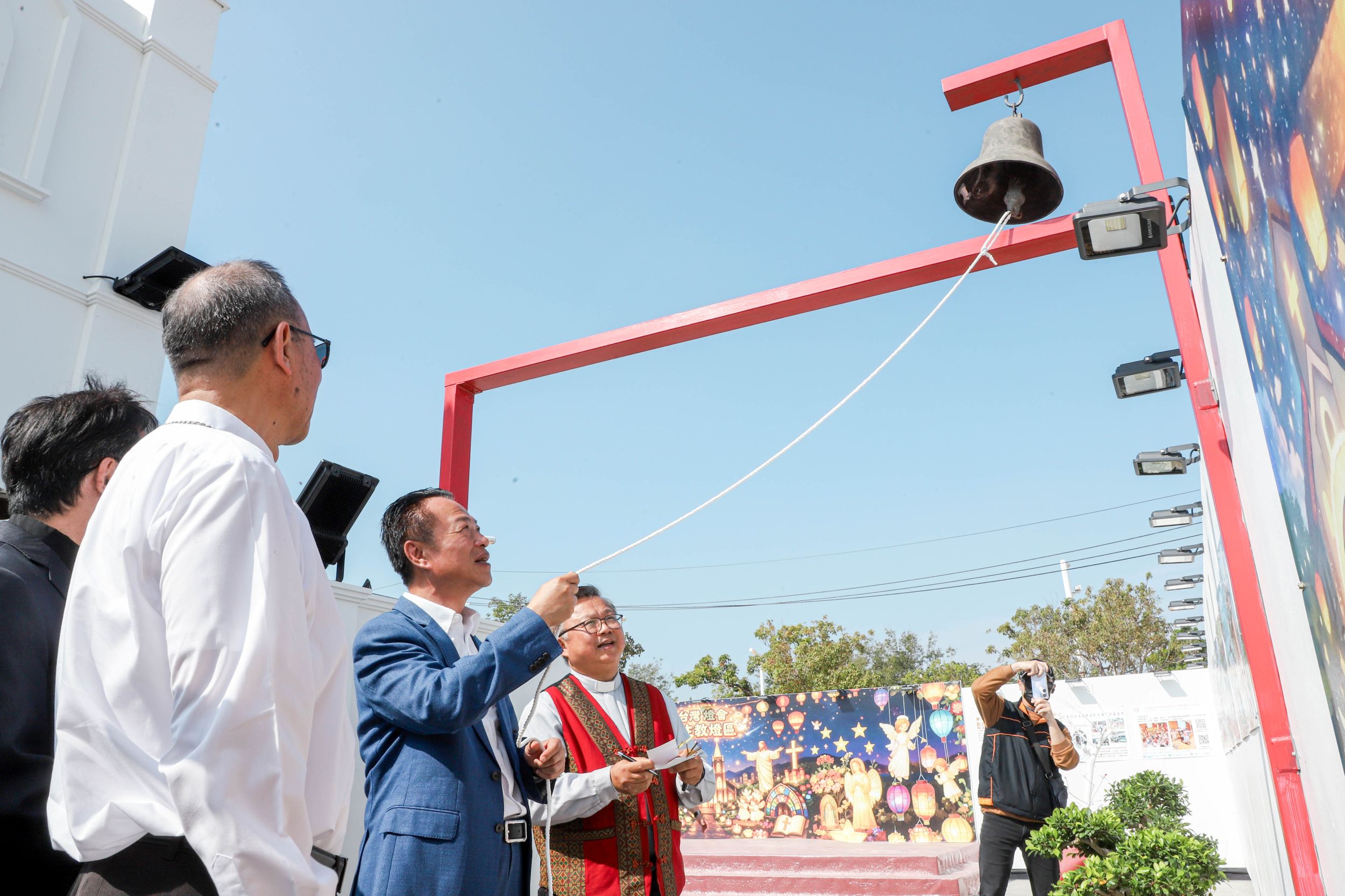 台灣燈會宗教燈區「好神抵嘉」 翁章梁走訪各宮廟燈座祈福