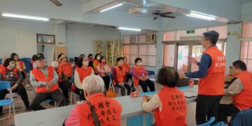 新春團拜暨隊務會議　彰化榮欣志工關懷百歲榮民