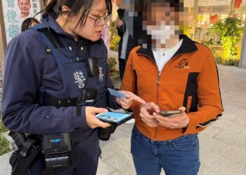 愛情話術誘購點數 超商警覺通報警到場攔阻