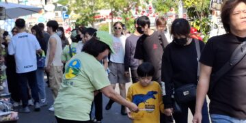 春節走入人群傳遞善念 志工發送《快樂之道》鼓勵正向生活