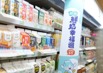 新北鮮奶幸福週開跑!劉和然化身一日店長 全台逾 3 千據點守護 33 萬學童健康