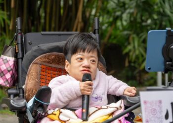 唱出生命最強音!「玻璃娃娃」小雪松菸開唱4小時 圓夢街頭獲萬元賞金肯定