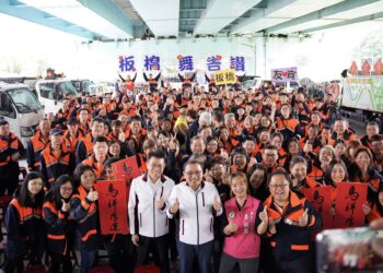 春節辛勞感謝有你!侯友宜慰勞板橋清潔隊 致贈福袋、橘子祝同仁「馬上賺錢」