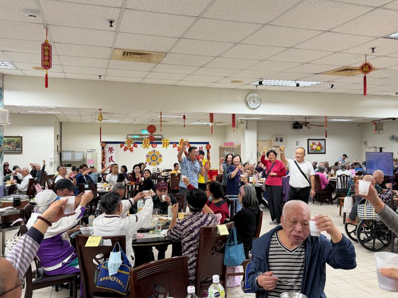 金馬迎春 高雄榮家除夕圍爐歡唱迎馬年