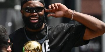 《NBA》「杰倫」J.Brown 32分攜手板凳暴徒普理查德30分  聯手率綠衫軍客場大勝湖人