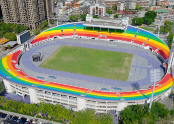 板橋地標「彩虹看臺」夢幻開箱!紫色跑道配 6 色看臺 侯友宜鳴槍力挺運動平權