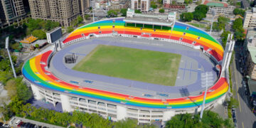 板橋地標「彩虹看臺」夢幻開箱!紫色跑道配 6 色看臺 侯友宜鳴槍力挺運動平權