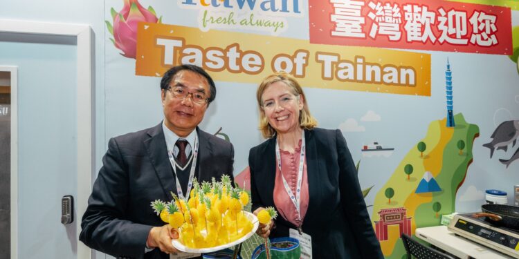 黃偉哲四天來回快閃倫敦 率台南隊進軍英國食品展