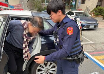 老翁迷途誤闖地下停車場　鼎山警即時協助平安返家