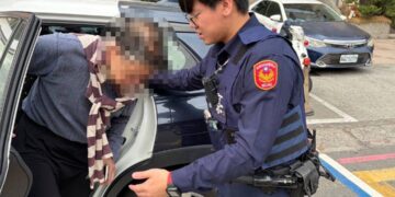 老翁迷途誤闖地下停車場　鼎山警即時協助平安返家