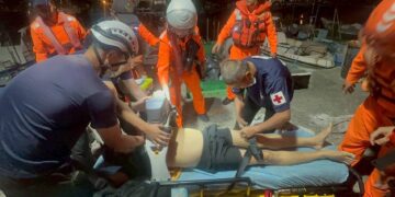 高雄市蚵子寮夜落水驚魂　海巡火速前往救援