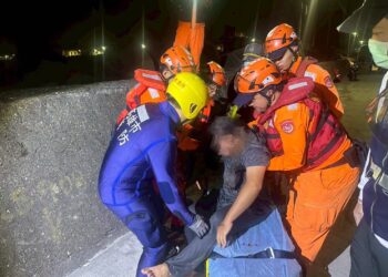 民眾受困消波塊險象環生　海巡署迅速馳援化解危機