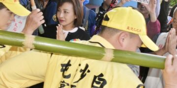 有「粉紅超跑」之稱的苗栗白沙屯拱天宮媽祖　今15日來到旗山繞境