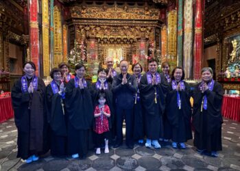 龍山寺黃書瑋董事長(左5)親自與功德主們一起出席護持法華祈福暨齋天焰口法會，共同為近來烽火不斷的世局祈求和平。