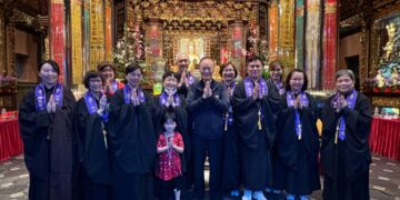 龍山寺黃書瑋董事長(左5)親自與功德主們一起出席護持法華祈福暨齋天焰口法會，共同為近來烽火不斷的世局祈求和平。