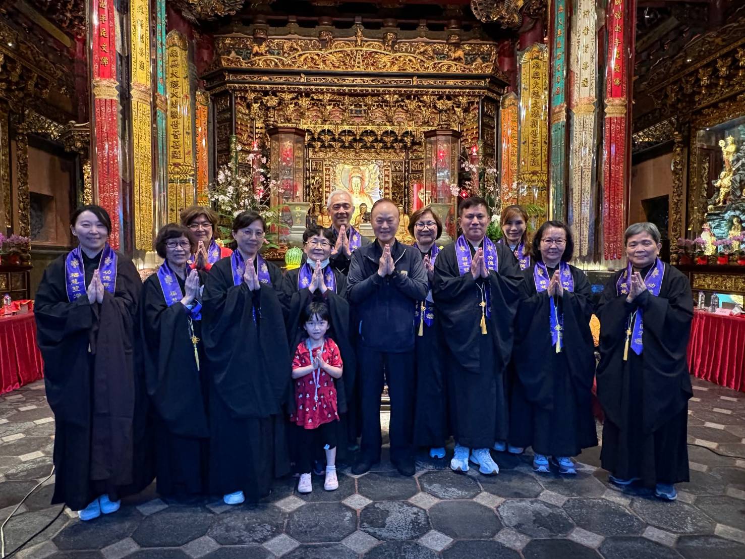 龍山寺黃書瑋董事長(左5)親自與功德主們一起出席護持法華祈福暨齋天焰口法會，共同為近來烽火不斷的世局祈求和平。