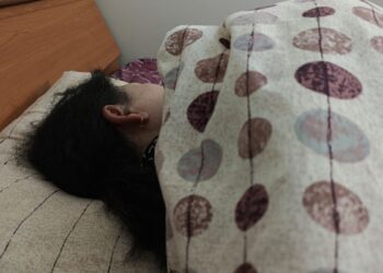女性出現睡眠品質不佳半夜甦醒  醫師：更年期女性常見睡眠困擾