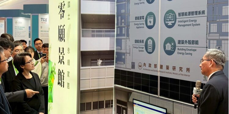 副總統視察智慧城市展　彩繪光電外牆成淨零建築亮點