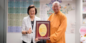 傳遞佛光大愛!副理事長釋明光法師捐贈 115 萬 新北社會局:感謝 16 年不離不棄