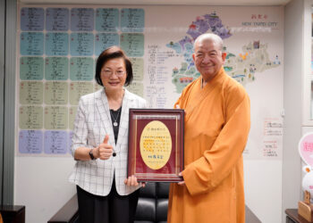 傳遞佛光大愛!副理事長釋明光法師捐贈 115 萬 新北社會局:感謝 16 年不離不棄