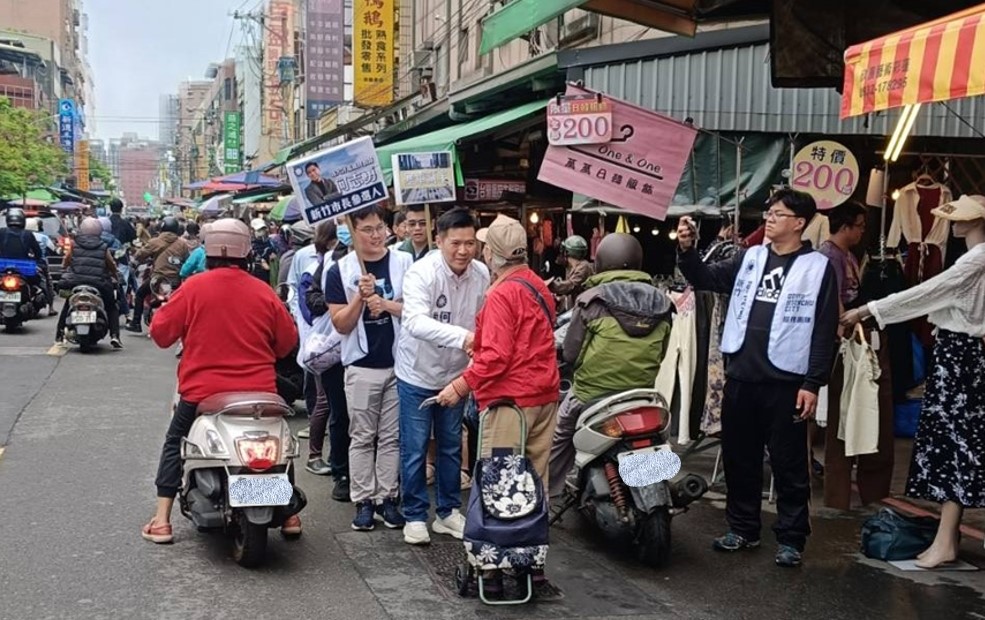 新竹市長選舉,有意參選的各方勢力已經展開各項活動,國民黨新竹市長參選人之一何志勇在新竹中央市場進行拜訪。(圖/何志勇競選總部)
