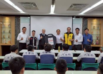 綠能運輸新里程！　裕益汽車捐贈屏東高工油電貨車