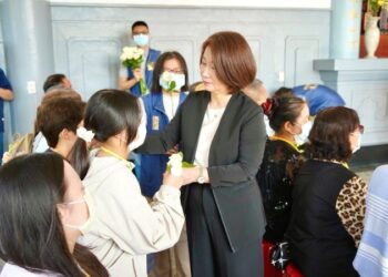 白玫瑰傳遞思念　屏東春祭溫暖致意烈士遺族