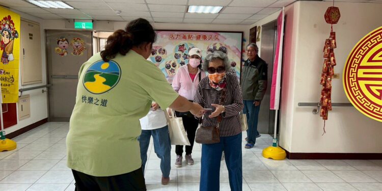 看戲過節又慶生　高雄榮家長輩溫馨歡度國際婦女節