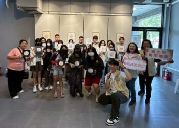 「色彩裡的自己」青少年創作畫展： 3月21日青少年中心正式開展