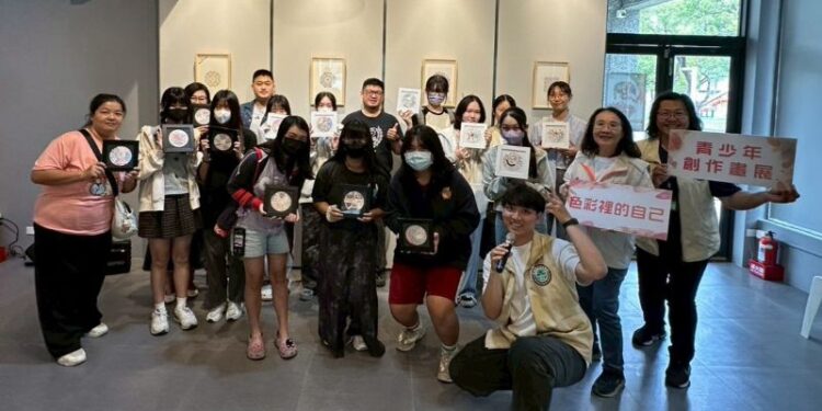 「色彩裡的自己」青少年創作畫展： 3月21日青少年中心正式開展