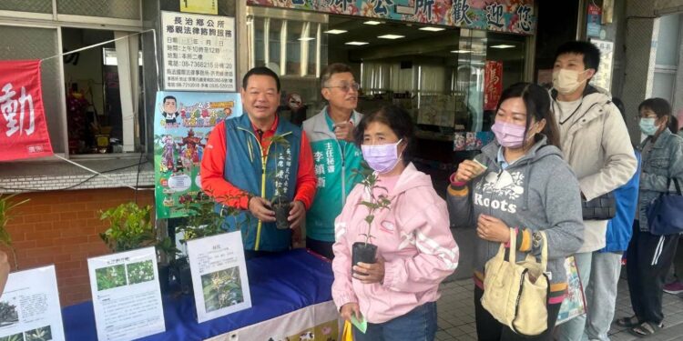 植樹愛長治　公所贈苗活動吸引民眾踴躍參與