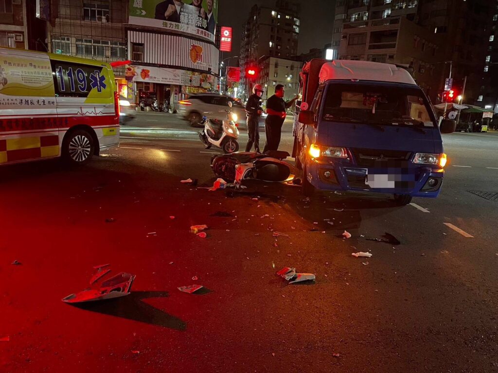 鳳山區五甲一路與凱旋路口自小貨車與機車碰撞2傷