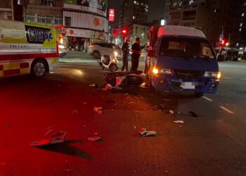 鳳山區五甲一路與凱旋路口自小貨車與機車碰撞2傷