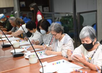 嘉市2026富邦家庭照顧者喘息之旅 齊聚嘉博館彩繪「桃喜」共創城市記憶