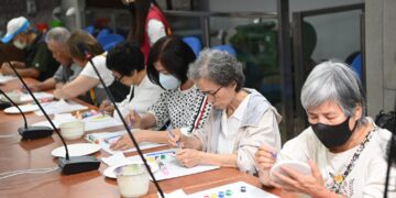 嘉市2026富邦家庭照顧者喘息之旅 齊聚嘉博館彩繪「桃喜」共創城市記憶