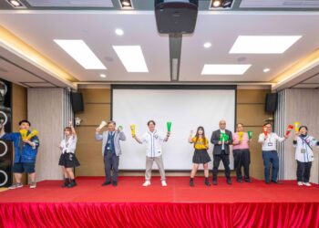 影音/彰基醫院變巨蛋TEAM TAIWAN  400位醫護手持加油棒與應援標語