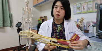 壯男深受右手肘刺痛之苦  醫師以體外震波助擺脫「高爾夫球肘」糾纏