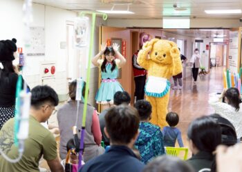 愛花蓮基金會前進慈濟病房 兒童節前夕魏嘉賢陪伴病童