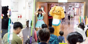 愛花蓮基金會前進慈濟病房  兒童節前夕魏嘉賢陪伴病童