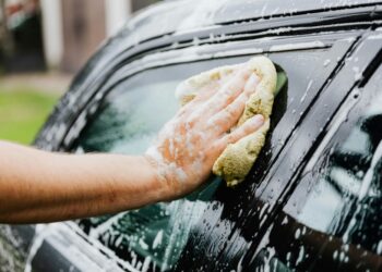 洗車新手不踩雷！快速掌握漆面修復與玻璃防護的保養秘訣