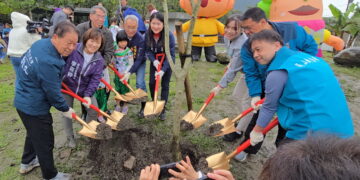 影音/原地扎根‧韌性森活 400大小朋友到內城國中小化育分校植樹