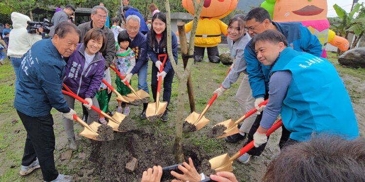 影音/原地扎根‧韌性森活 400大小朋友到內城國中小化育分校植樹