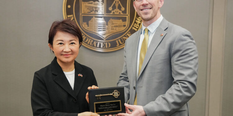 橫跨萬里續37年姊妹市情！曼城市長贈「專屬市鑰」迎賓，盧秀燕力邀訪台品嚐珍奶