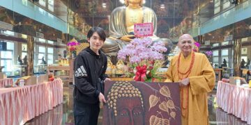 以畫傳法、以愛謝師！自閉症畫家魏廷亘贈巨作     石英砂畫「佛陀與菩提」謝法師栽培