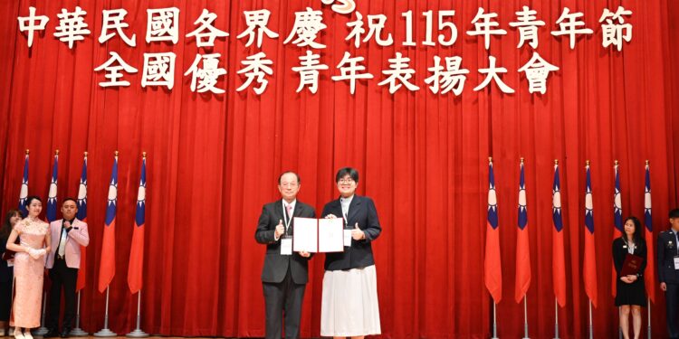 慈院三醫護獲花蓮優秀社會青年   護理部周英芳獲選全國優秀青年